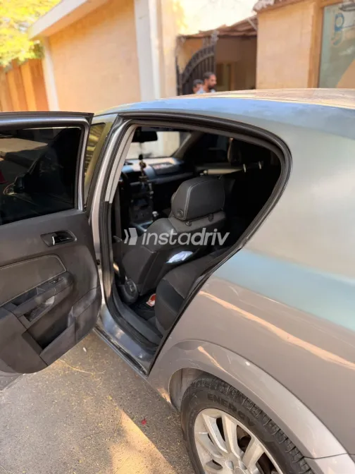 Opel Astra 2006 Gray Manual Used for Sale in Greater Cairo ( Cairo + Giza) - 4