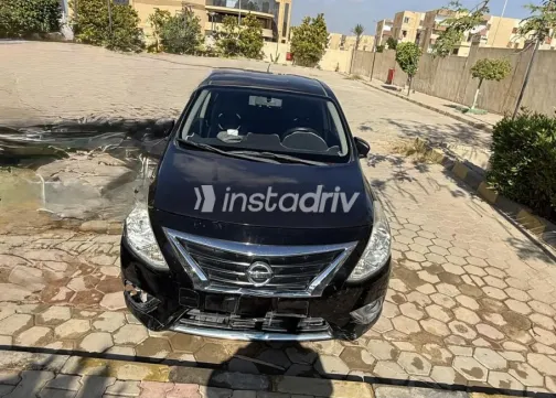 نيسان صنى 2020 أسود أوتوماتيك مستعملة للبيع في مدينه السلام - 4