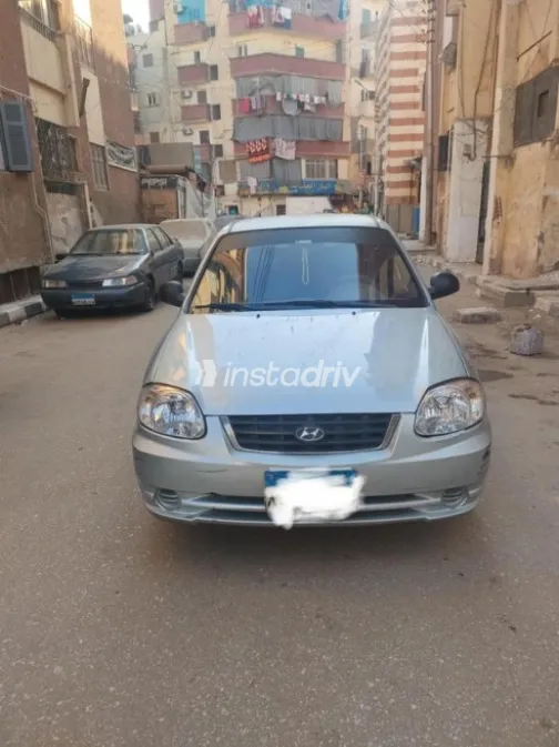 هيونداي فيرنا 2010 فضي يدوي مستعملة للبيع في أسيوط - 2
