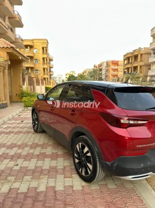 اوبل جراند لاند 2022 أحمر أوتوماتيك مستعملة للبيع في العاشر من رمضان - 3