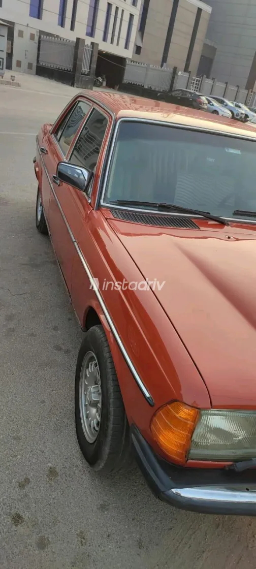 Mercedes E 200 1970 Orange Manual Used for Sale in Greater Cairo ( Cairo + Giza) - 3