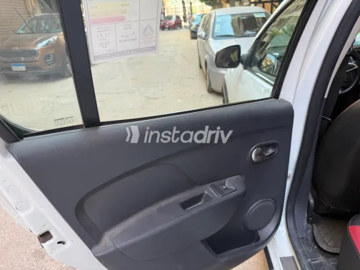 Renault Sandero Step Way 2021 White Automatic Used for Sale in Greater Cairo ( Cairo + Giza) - 9