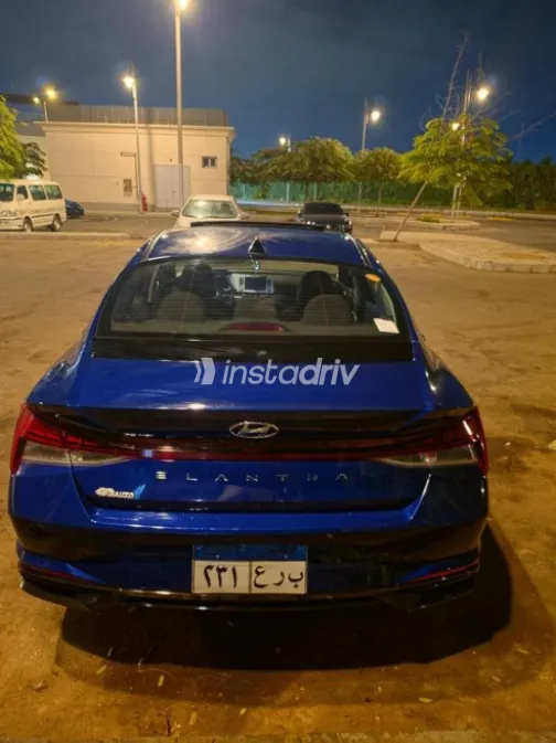 Hyundai Elantra 2021 Dark Blue Automatic Used for Sale in Madinaty - 10