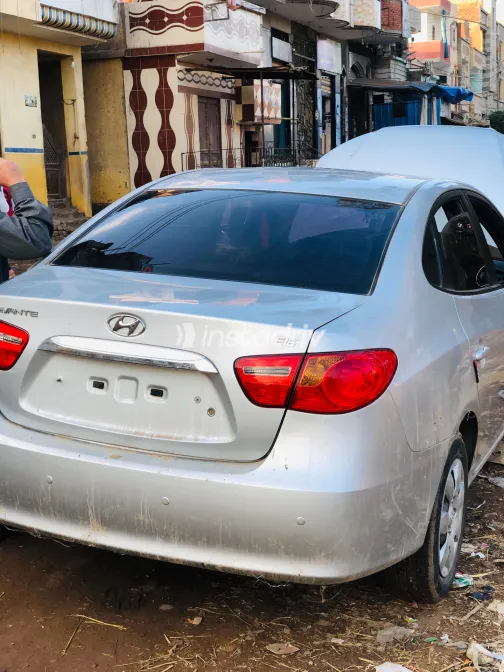 Hyundai Avante 2010 Silver Manual Used for Sale in Greater Cairo ( Cairo + Giza) - 3
