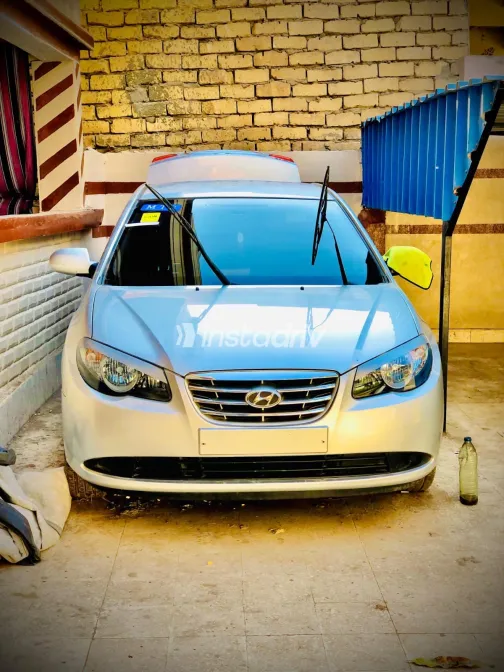 Hyundai Avante 2010 Silver Manual Used for Sale in Greater Cairo ( Cairo + Giza) - 4
