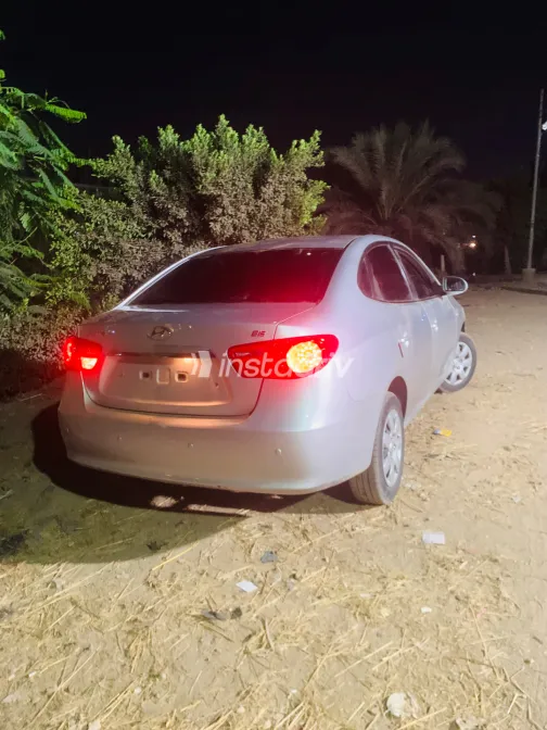 Hyundai Avante 2010 Silver Manual Used for Sale in Greater Cairo ( Cairo + Giza) - 6