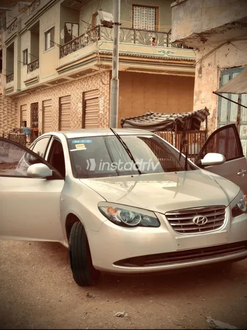 Hyundai Avante 2010 Silver Manual Used for Sale in Greater Cairo ( Cairo + Giza) - 7
