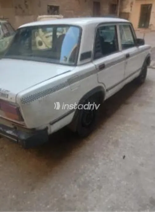 لادا 2107 2010 أبيض يدوي مستعملة للبيع في حدائق الزيتون - 4