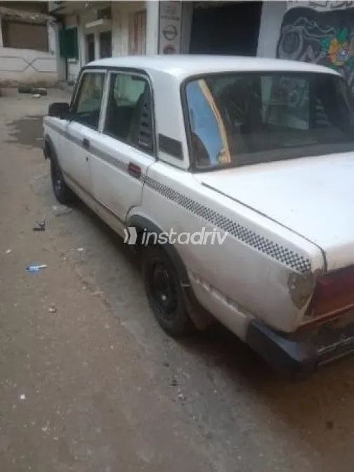 لادا 2107 2010 أبيض يدوي مستعملة للبيع في حدائق الزيتون - 5