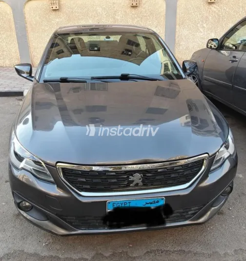 بيجو 301 2021 رمادي غامق أوتوماتيك مستعملة للبيع في المقطم - 7