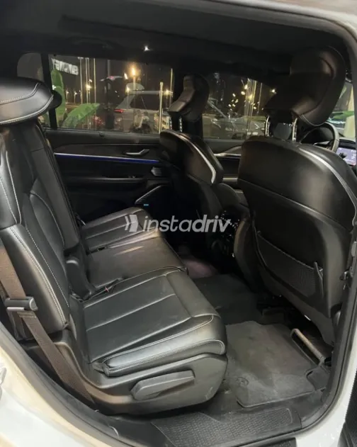 Jeep Grand Cherokee 2023 White Automatic Used for Sale in Madinaty - 8