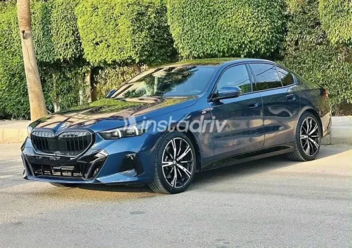 بي ام دبليو 520 2025 أزرق غامق أوتوماتيك مستعملة للبيع في القاهرة - 3