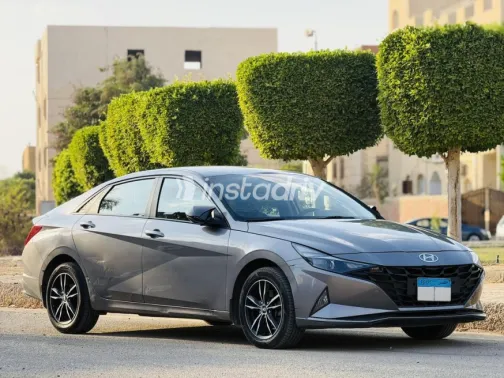 Hyundai Elantra 2022 Brown Automatic Used for Sale in Cairo - 3