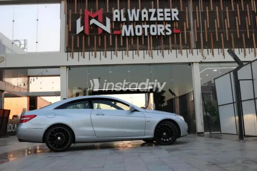 Mercedes E 350 2010 Silver Automatic Used for Sale in Sheikh Zayed City - 10