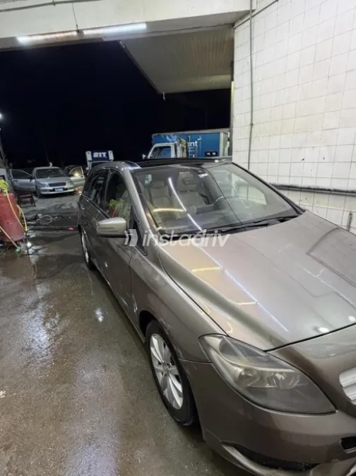 Mercedes B 200 2013 Gold Automatic Used for Sale in Cairo - 3