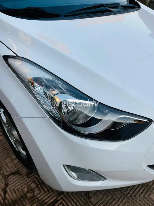 Hyundai Avante 2012 White Automatic Used for Sale in Greater Cairo ( Cairo + Giza) - 3
