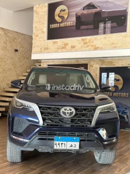 تويوتا فورتشنر 2023 أزرق غامق أوتوماتيك مستعملة للبيع في الجيزة - 1