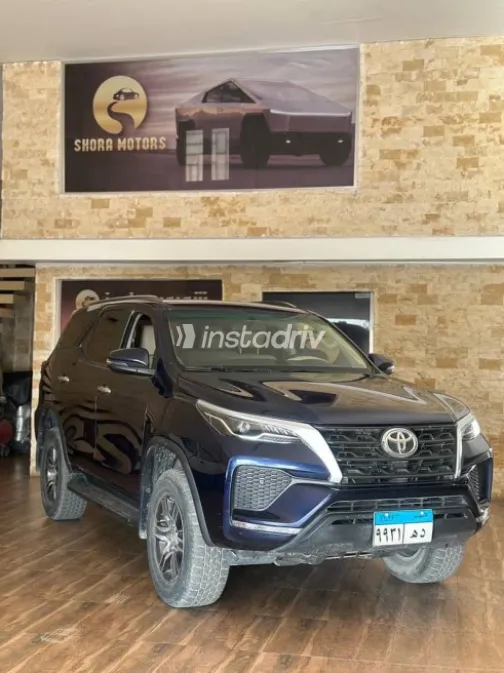 تويوتا فورتشنر 2023 أزرق غامق أوتوماتيك مستعملة للبيع في الجيزة - 3