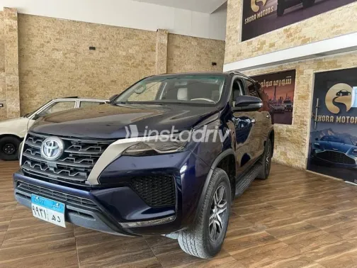 تويوتا فورتشنر 2023 أزرق غامق أوتوماتيك مستعملة للبيع في الجيزة - 5
