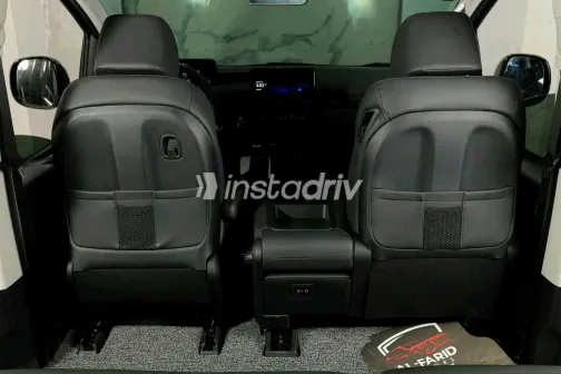 Hyundai Staria 2025 Black Automatic Used for Sale in Greater Cairo ( Cairo + Giza) - 6