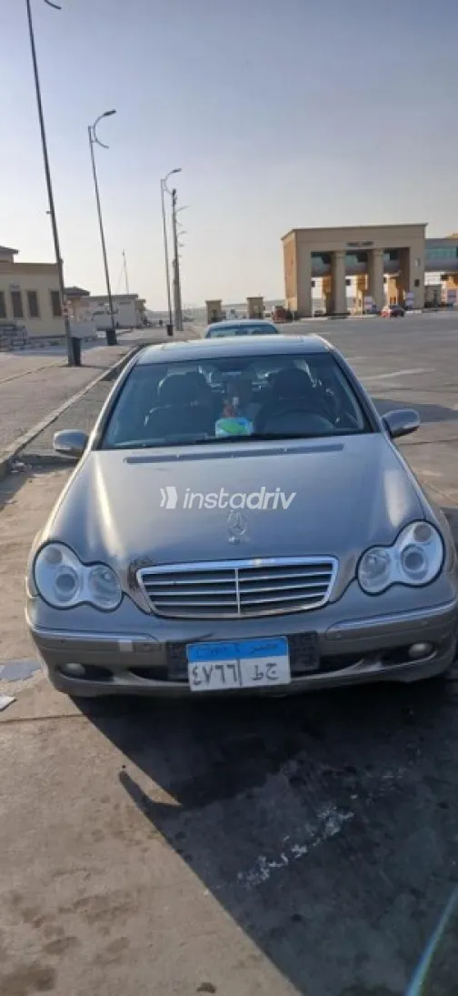 مرسيدس 200 2003 فضي أوتوماتيك مستعملة للبيع في الجيزة - 1