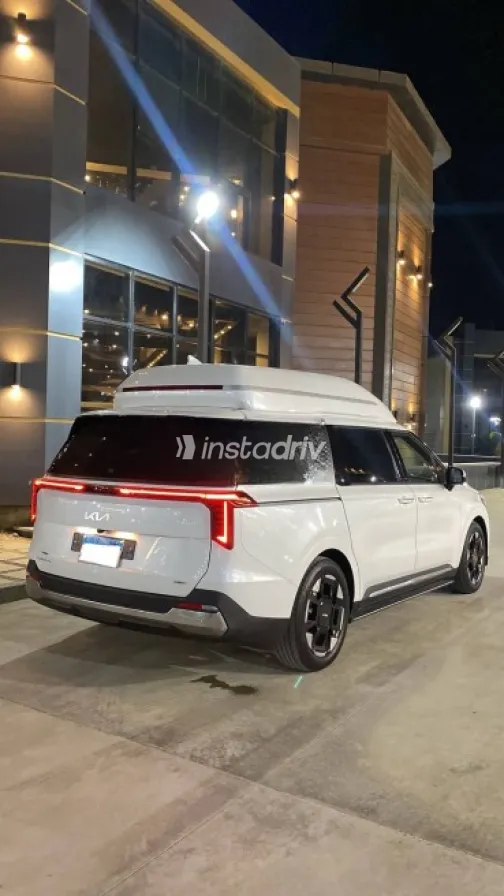 Kia Carnival 2024 White Automatic Used for Sale in Cairo - 3