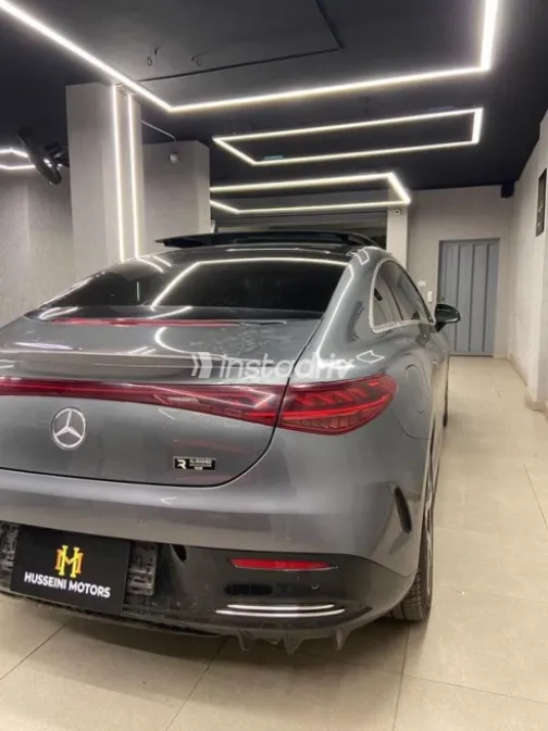 مرسيدس E 350 2022 رمادي أوتوماتيك مستعملة للبيع في القاهرة - 2