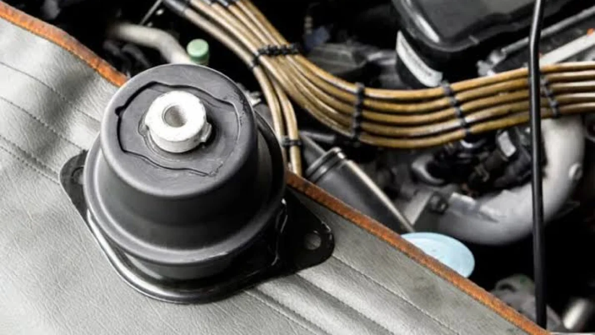 Hearing Knocking Sounds When Accelerating? Expert Reveals the Cause and Warning Signs