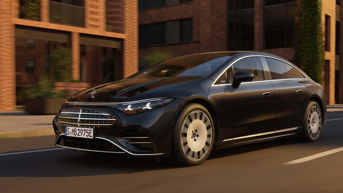 Mercedes EQS 2025 Breaks 900 km Barrier, Redefines Luxury Electric Driving
