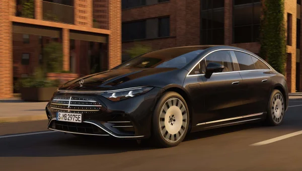 Mercedes EQS 2025 Breaks 900 km Barrier, Redefines Luxury Electric Driving
