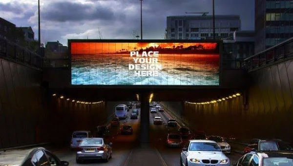 Traffic Expert Warns: Glaring Roadside Screens Could Become 'Accident Traps'