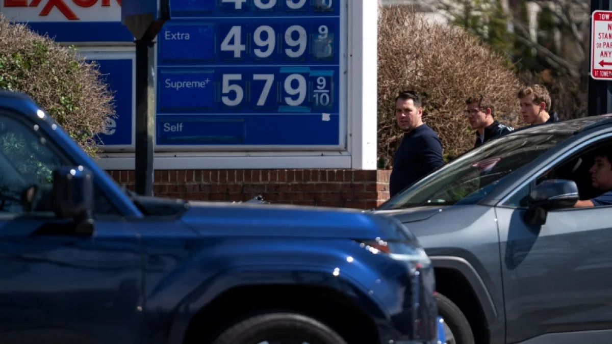 US Gas Prices Return to $4 Per Gallon Amid Rising Tensions