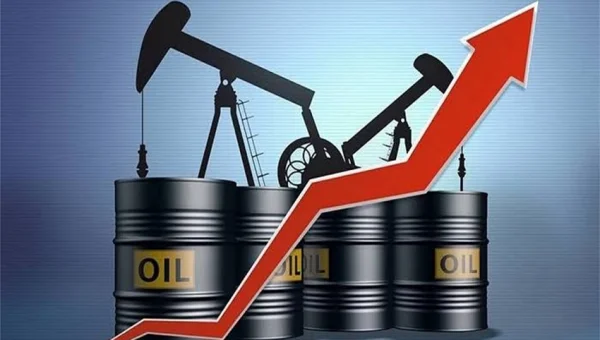 ما الذي يدفع أسعار النفط العالمية إلى الارتفاع والانخفاض؟