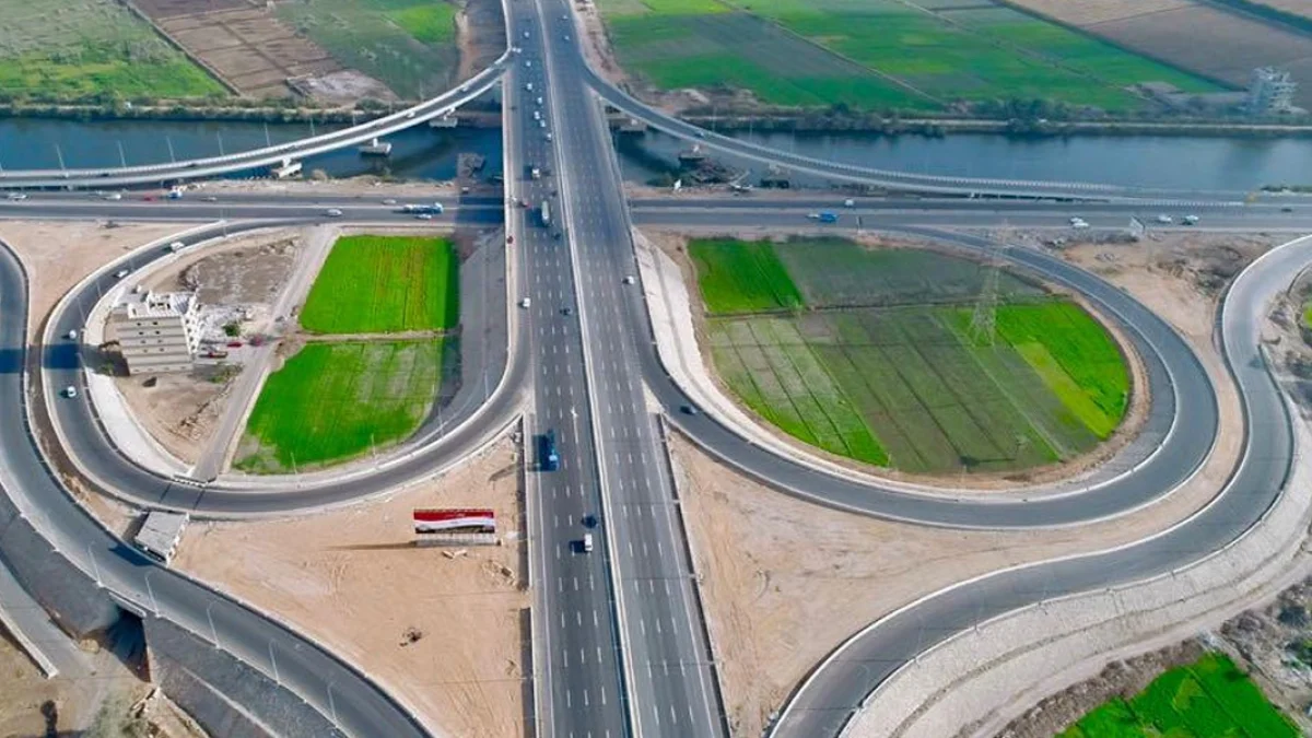 «شبكة طرق بمواصفات عالمية».. تطوير شامل في العبور والشروق وبدر