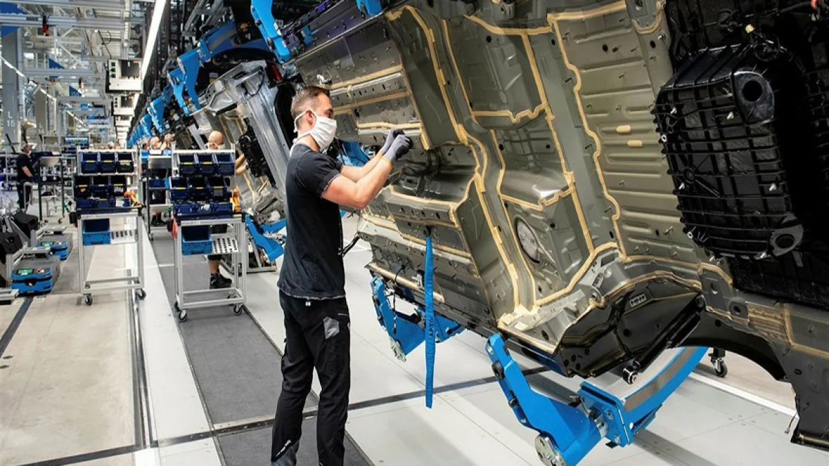 German Auto Industry Business Climate Index Hits 3-Year High at -0.1 Points