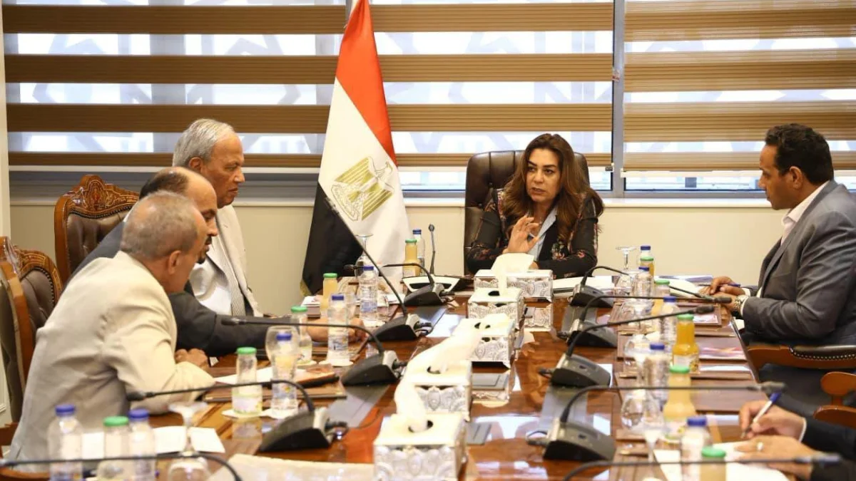 وزيرة التنمية المحلية: موقف بديل للعشوائي في القليوبية ورقابة مشددة على الميكروباص