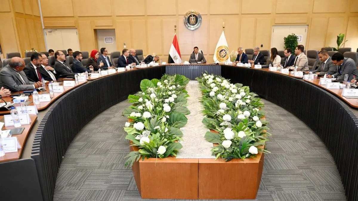 وزير الصناعة يبحث مضاعفة الإنتاج وتصنيع هيكل السيارة محليًا بالكامل