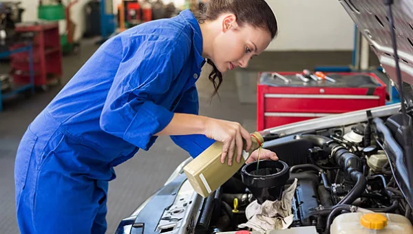 200,000 km Doesn't Mean Thicker Oil — A Common Mistake That Ruins Engines