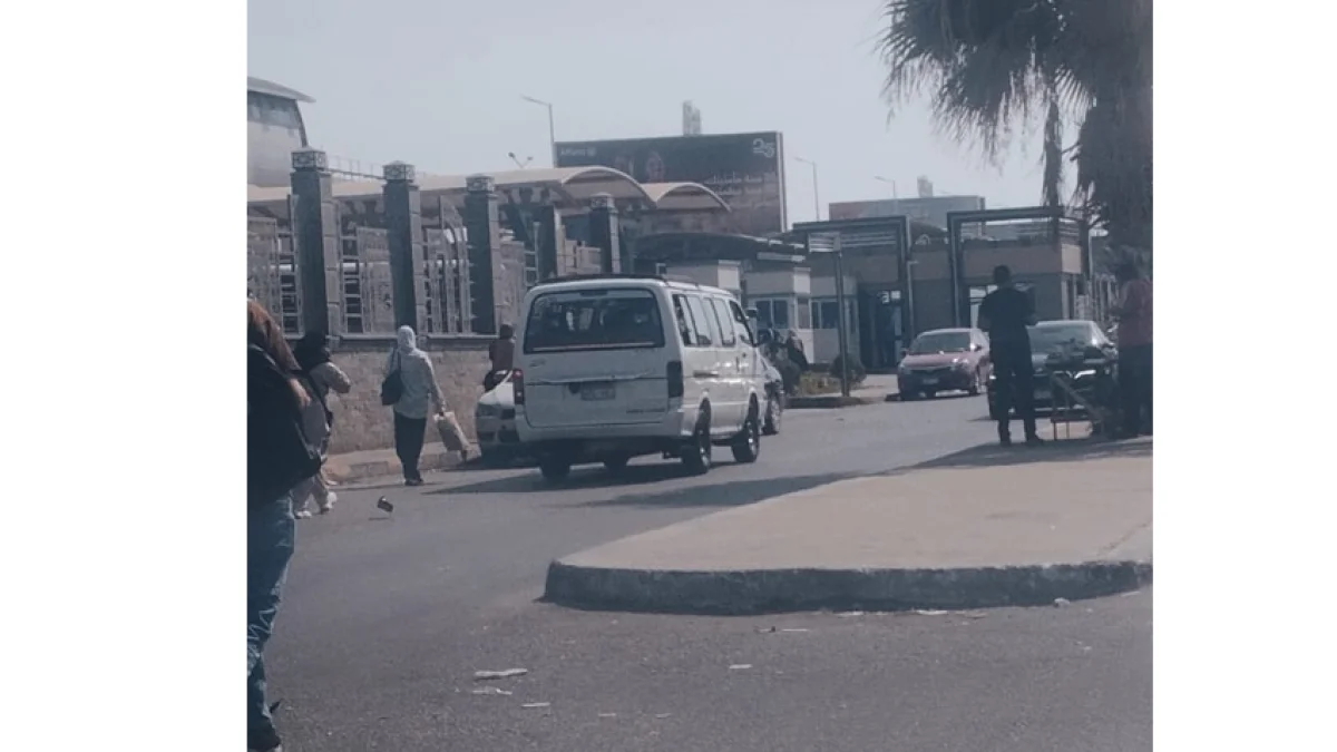 Microbus Drivers Risk Lives in Sheikh Zayed to Cut Just 20 Meters