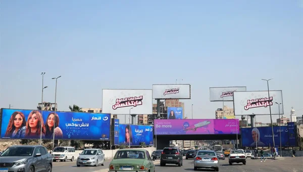 قائد السيارة أولًا.. تحرك حكومي لتنظيم إعلانات الطرق في القاهرة الكبرى