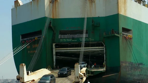 تفريغ أكثر من 900 سيارة في ميناءي شرق وغرب بورسعيد خلال يومين