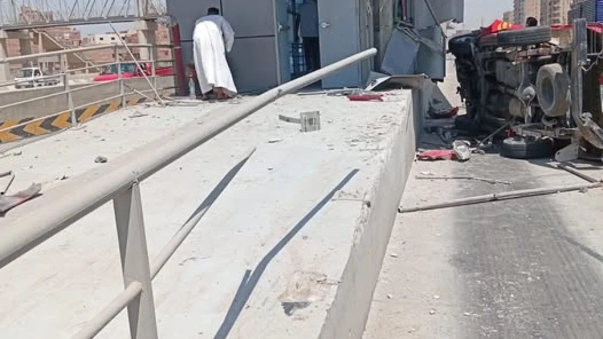 حادث مروري على الدائري: سيارة تصطدم بمحطة الأتوبيس الترددي في بهتيم