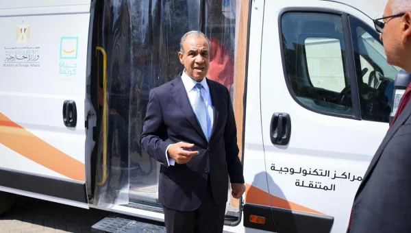 وزير الخارجية يتفقد سيارة الخدمات القنصلية المتنقلة لخدمة المصريين بالخارج