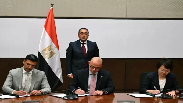 مصر توقّع اتفاقية مع شركة صينية لتوطين تكنولوجيا مصانع السيارات