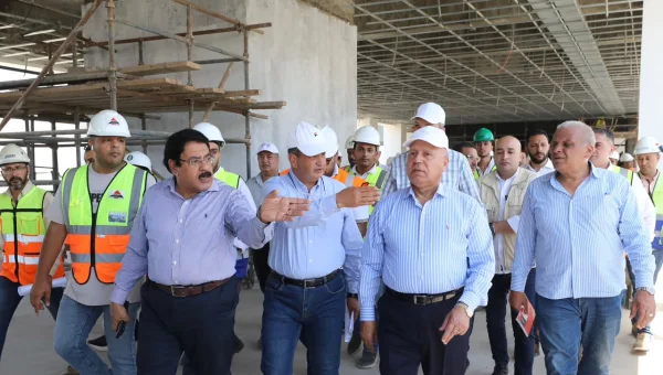وزير النقل يتفقد الخط الأول للقطار السريع ويستعد لبدء التشغيل التجريبي