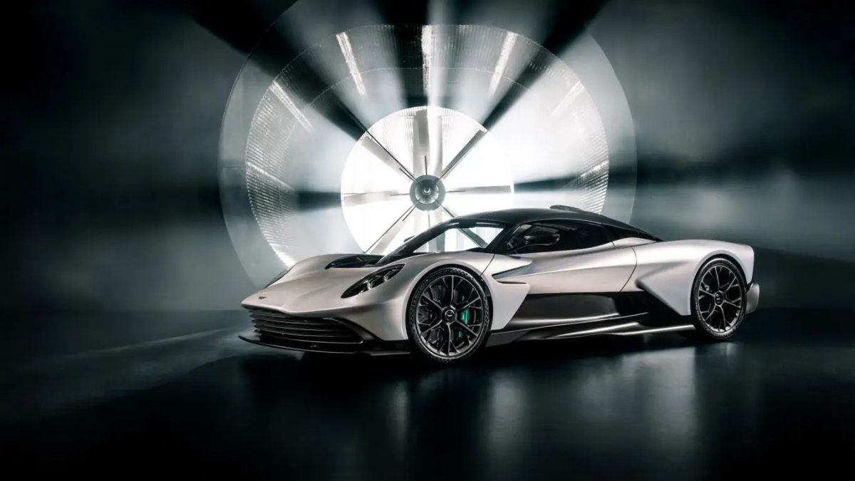 أستون مارتن تحسن بطارية فالهالا لمواجهة مرسيدس AMG ONE