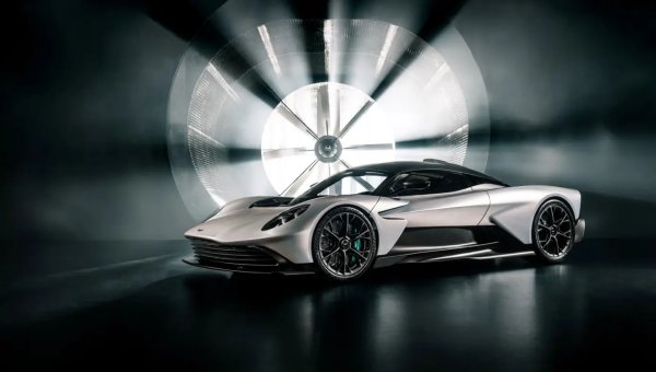 أستون مارتن تحسن بطارية فالهالا لمواجهة مرسيدس AMG ONE