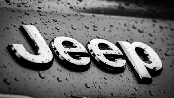 Software Glitch Hides Tire Pressure Drop: Jeep Recalls Over 200,000 Vehicles
