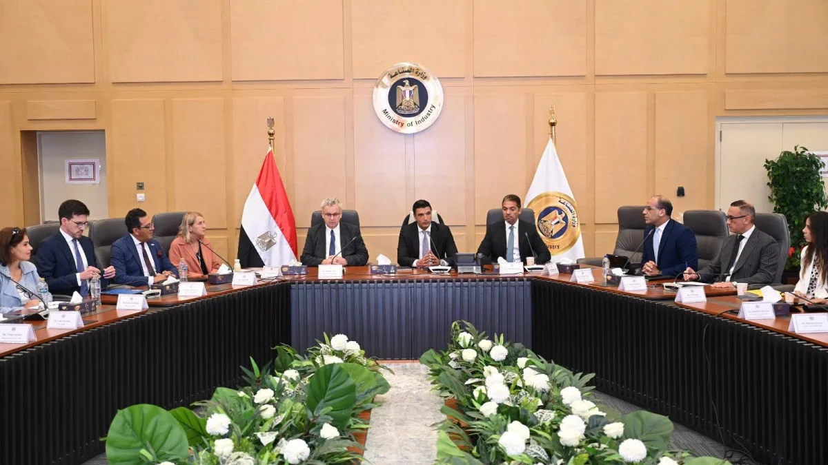 وزير الصناعة يجتمع مع 11 شركة ألمانية لبحث توسيع استثمارات مرسيدس وليوني في مصر