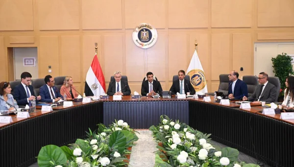 وزير الصناعة يجتمع مع 11 شركة ألمانية لبحث توسيع استثمارات مرسيدس وليوني في مصر